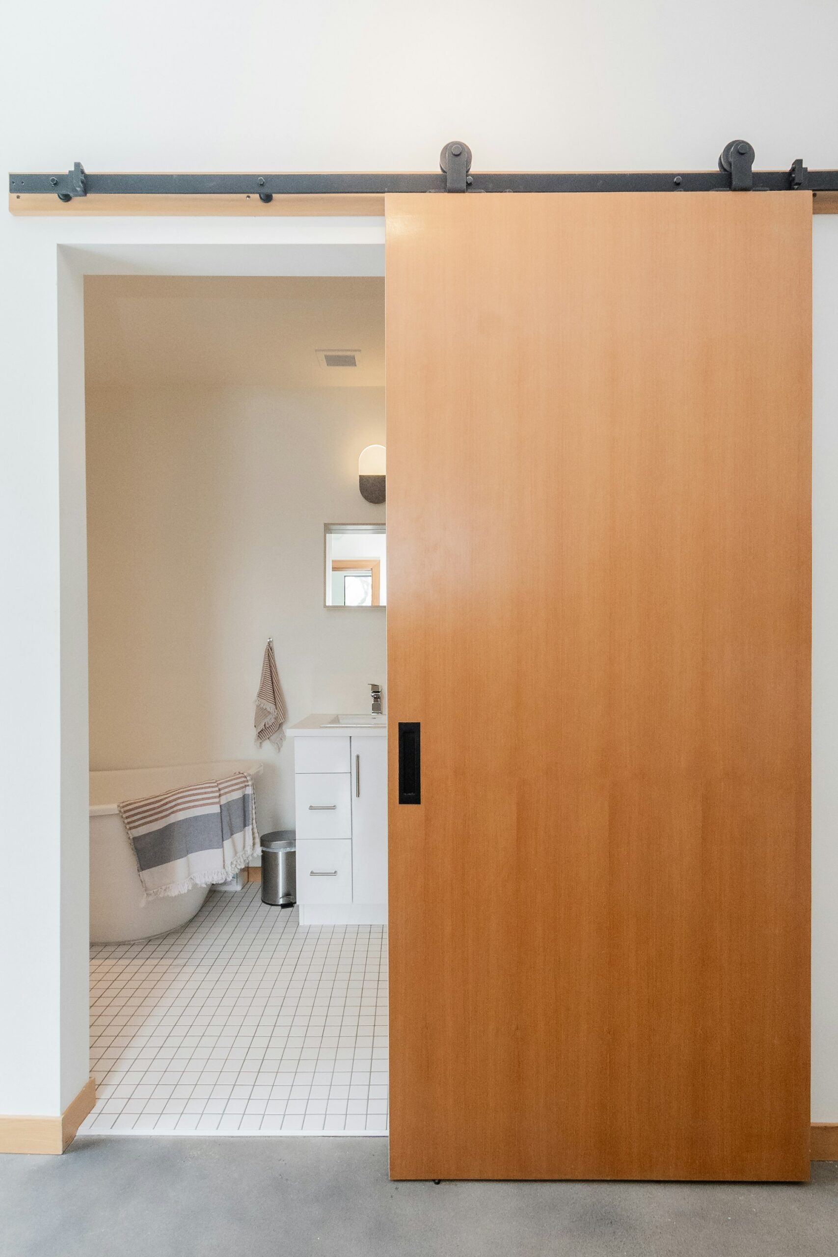 Porte en bois d'une salle de bain adaptée, exemple d'aménagement pour un logement senior