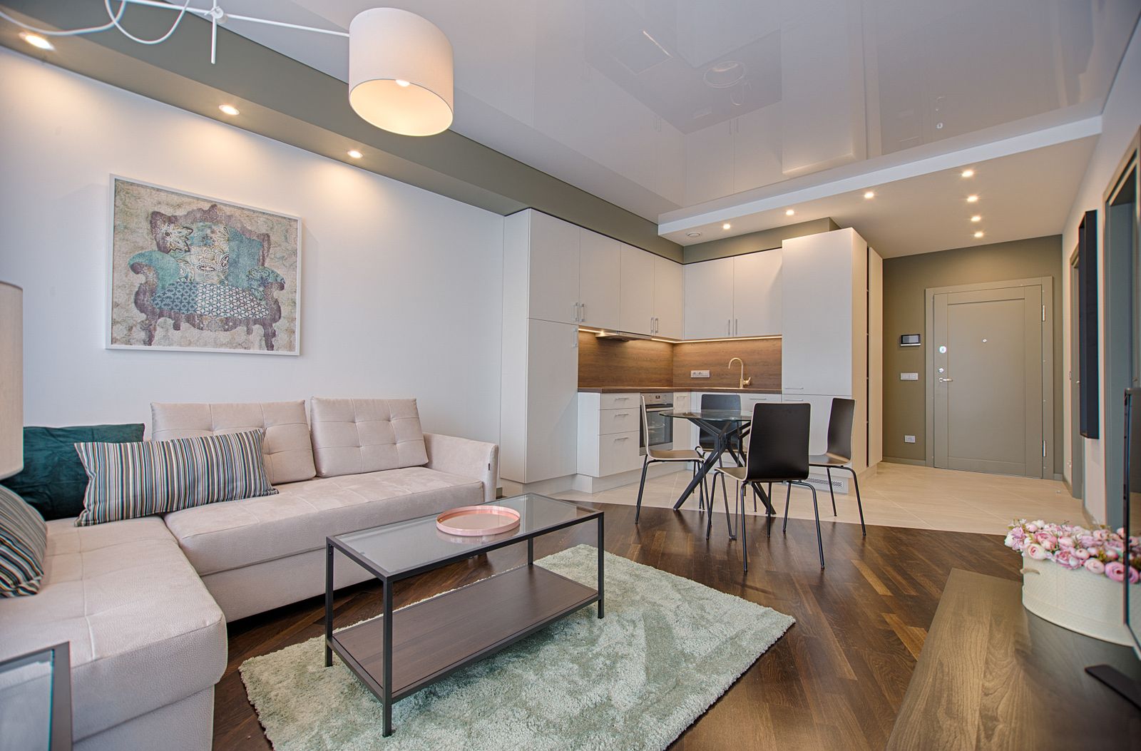 Intérieur rénové d'un logement à Lyon : séjour et cuisine ouverte, exemple de rénovation totale