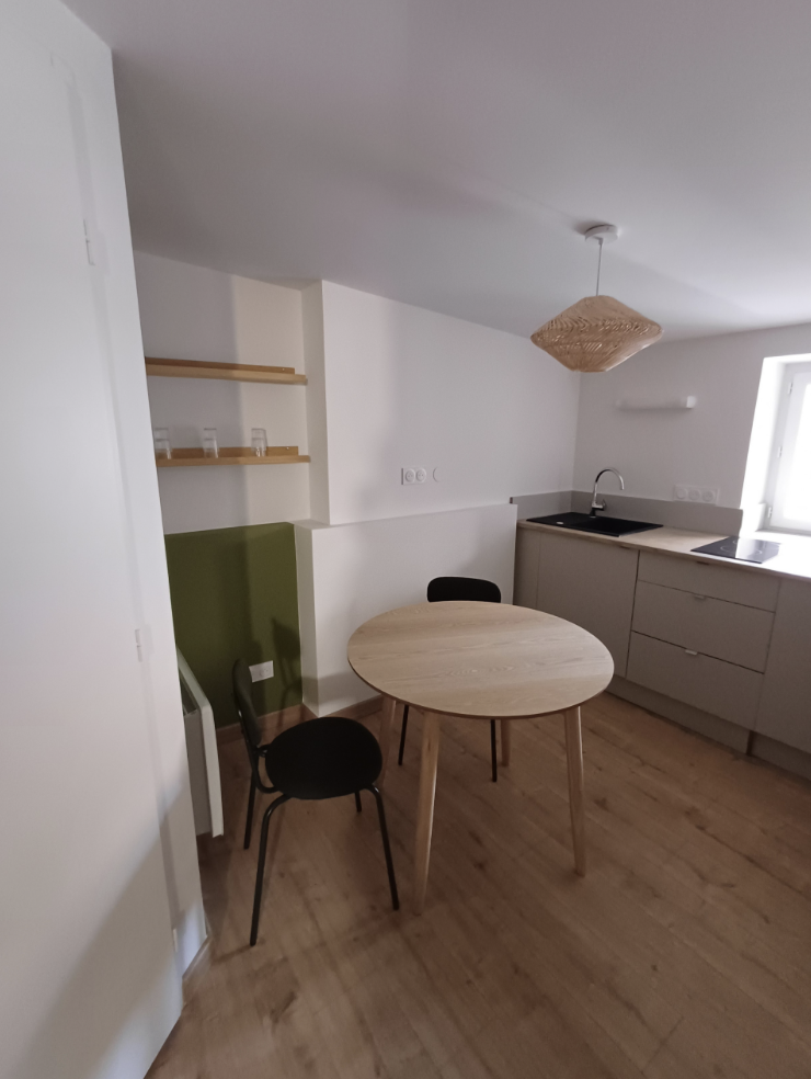 Rénovation totale d'un appartement : cuisine équipée et coin repas réalisés par SOLINA à Lyon